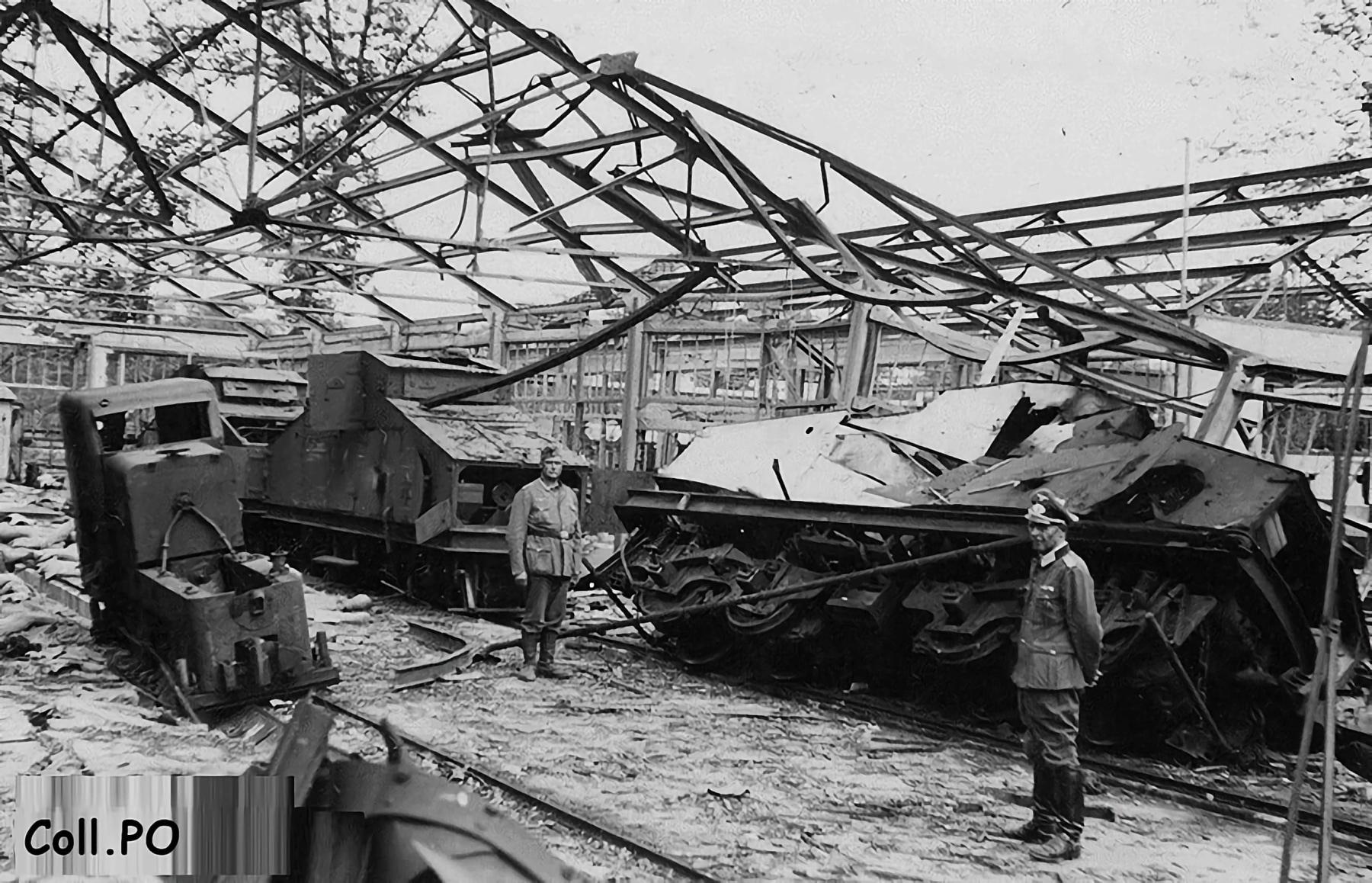 Ligne Maginot - SAINT HUBERT (TêTE D'ANTENNE) - (Infrastructure ferroviaire) - Les bâtiments de la tete d'antenne après le sabotage fait lors du retrait des troupes française.
Sur  la gauche de la photo, un locotracteur Berry destiné aux manœuvres dans le dépôt
