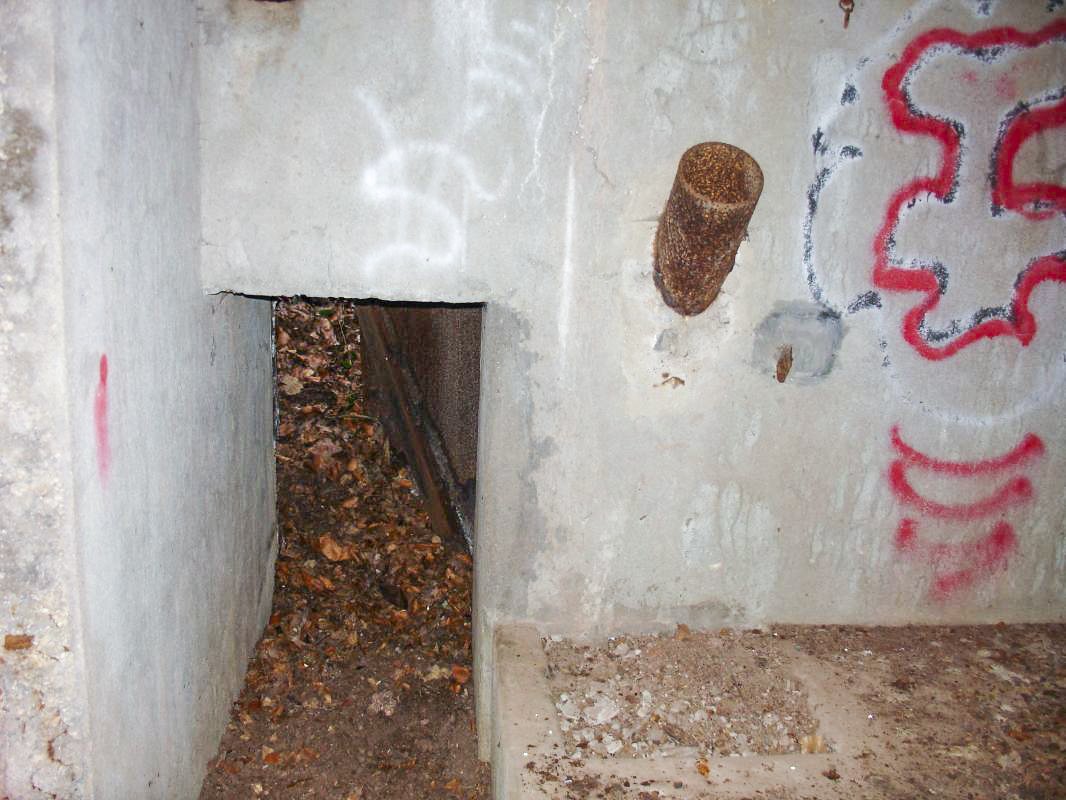 Ligne Maginot - HESTROFF NORD 3 - (Blockhaus pour canon) - Entrée des hommes et goulottes lance-grenade