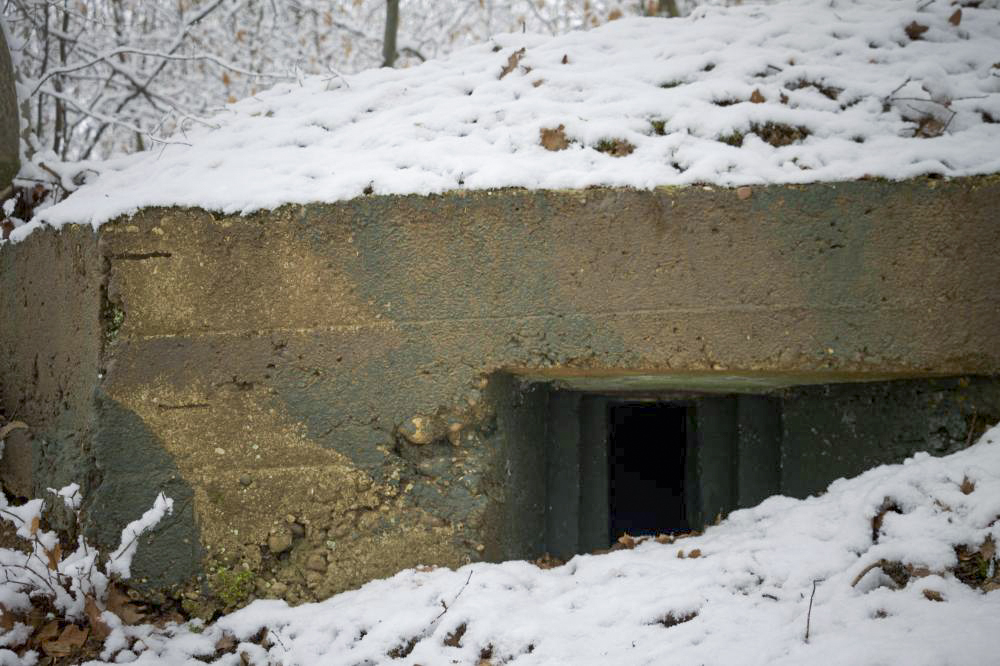 Ligne Maginot - BOUSS SUD - Créneau latéral vers le glacis de l'ouvrage de BOUSSE. On distingue clairement des traces de camouflage.