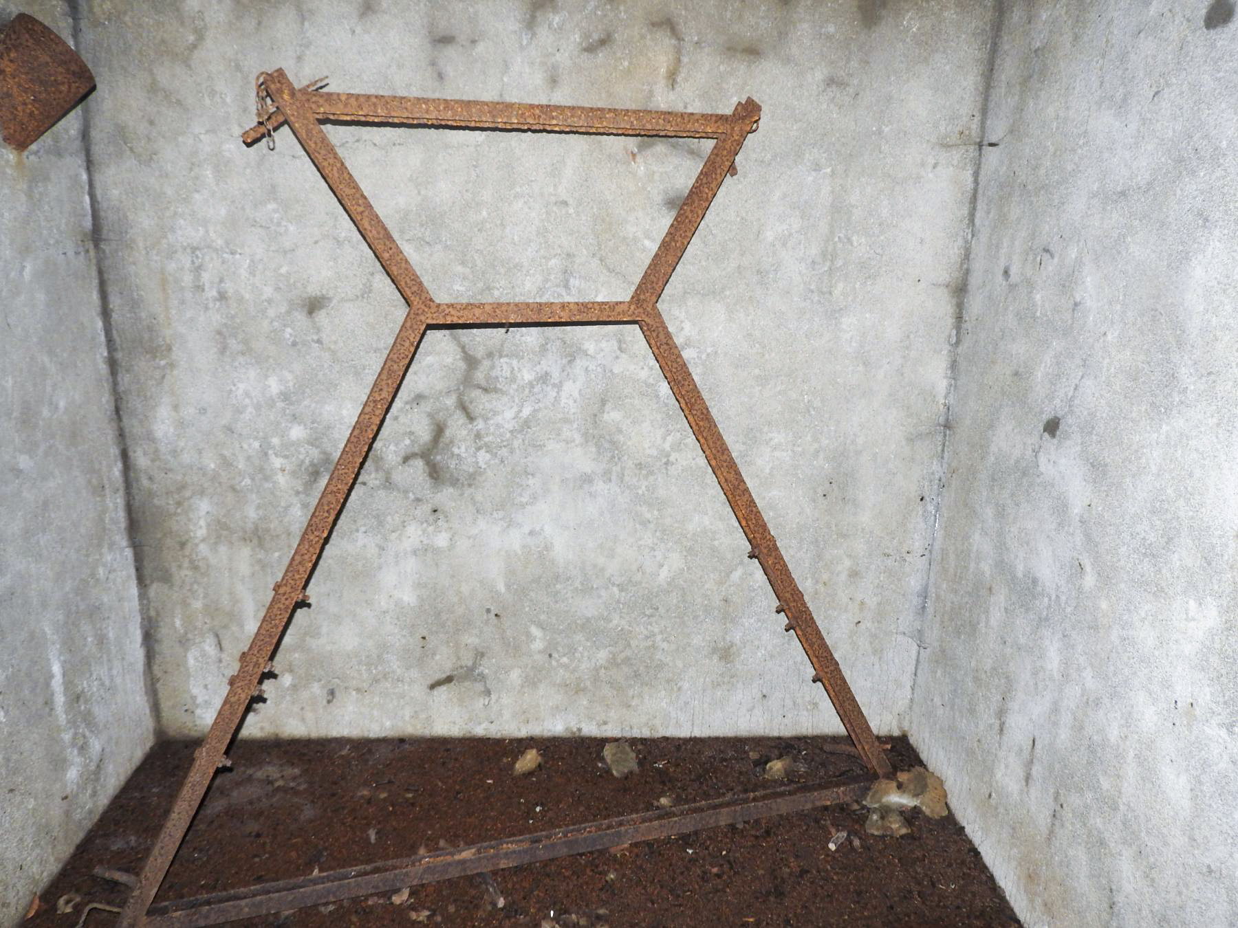 Ligne Maginot - VOR BERG - (Blockhaus pour arme infanterie) - Le support métallique qui était fixé sur la table en béton.