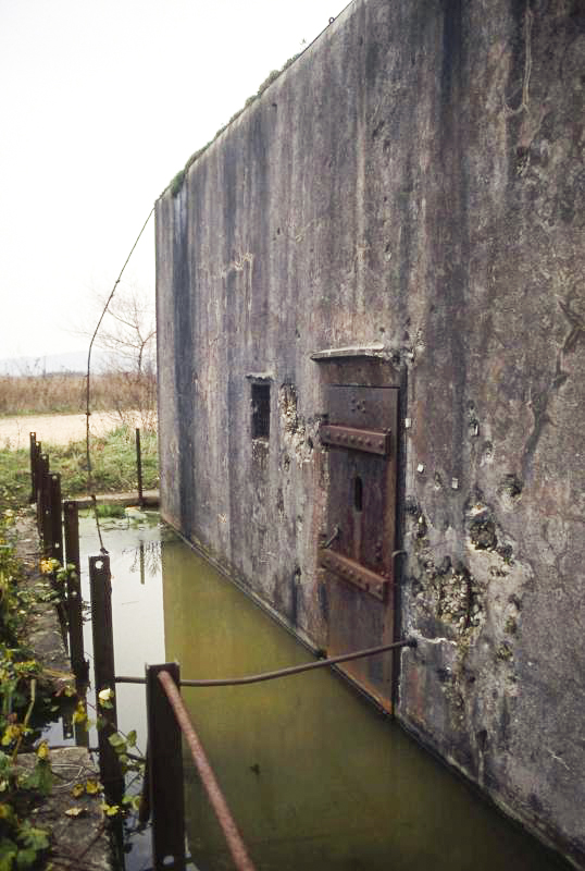 Ligne Maginot - KOENIGSMACKER NORD - C48 - (Casemate d'infanterie - Simple) - Fossé inondé
