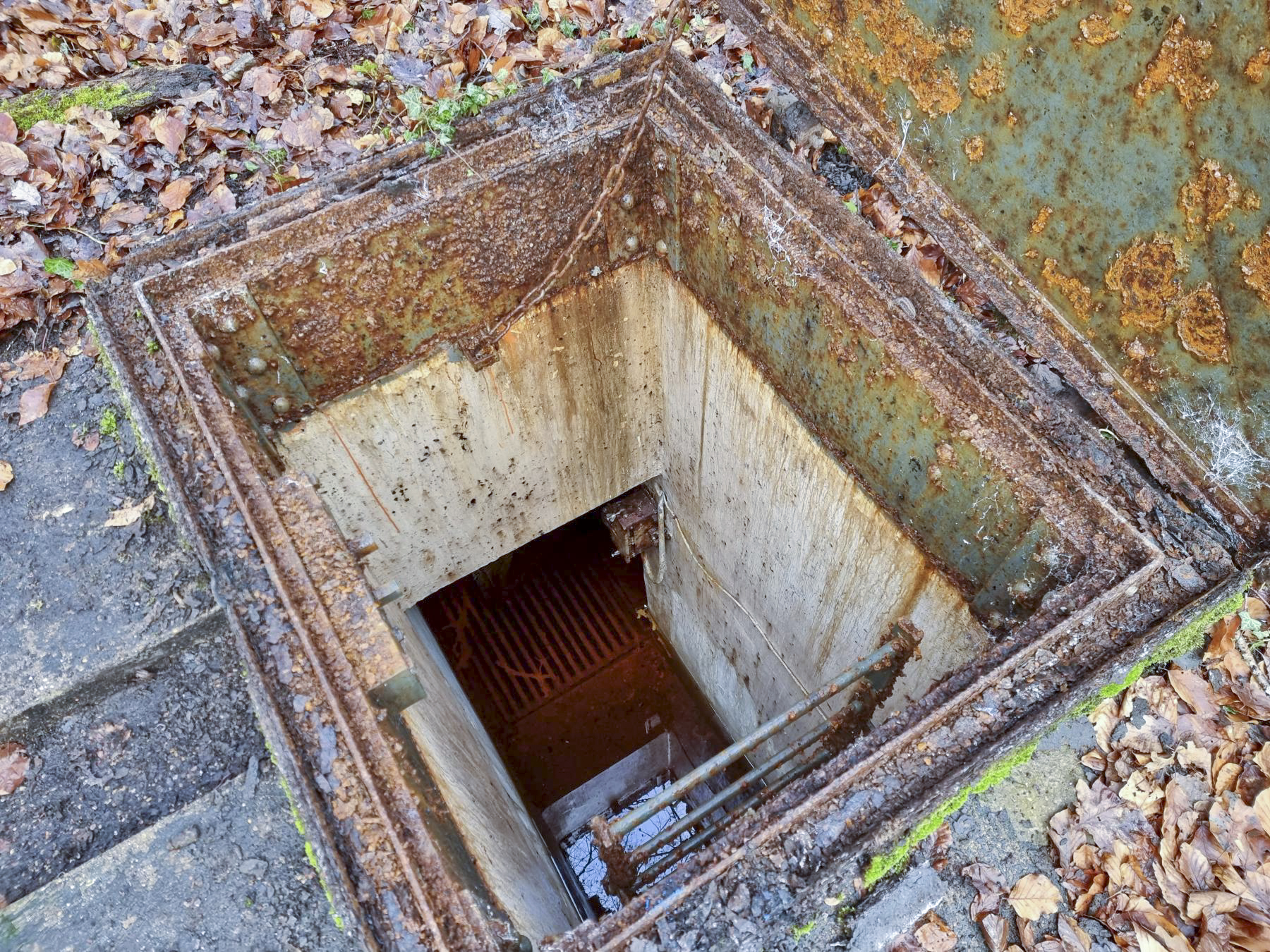 Ligne Maginot - 82M - (Chambre de coupure) - Le puits de la chambre de coupure, inondé.