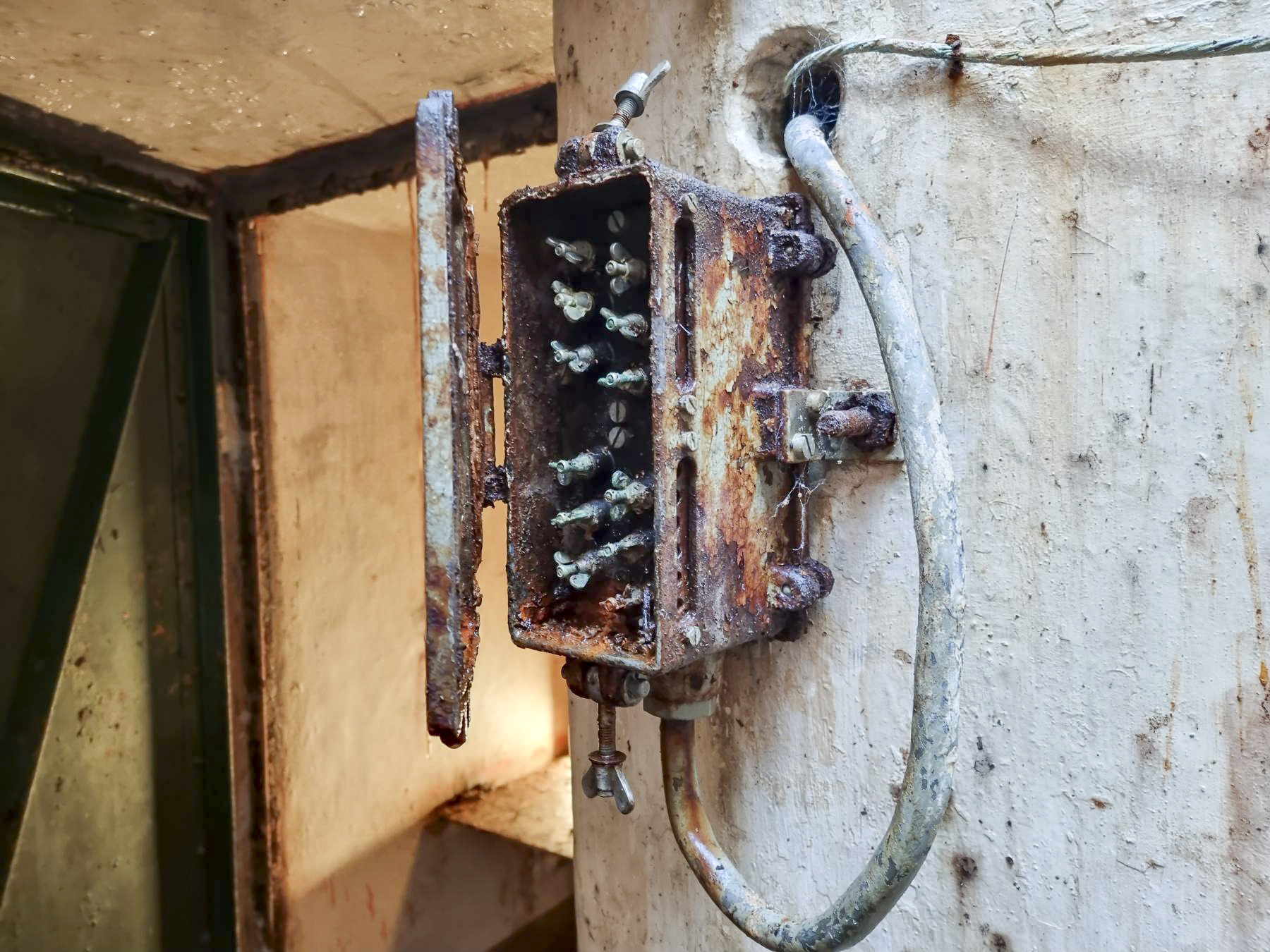 Ligne Maginot - 82M - (Chambre de coupure) - Boîtier de connexion pour les troupes de campagne, situé à l'extérieur du local pour que les troupes puissent s'y brancher sans avoir à y entrer. 