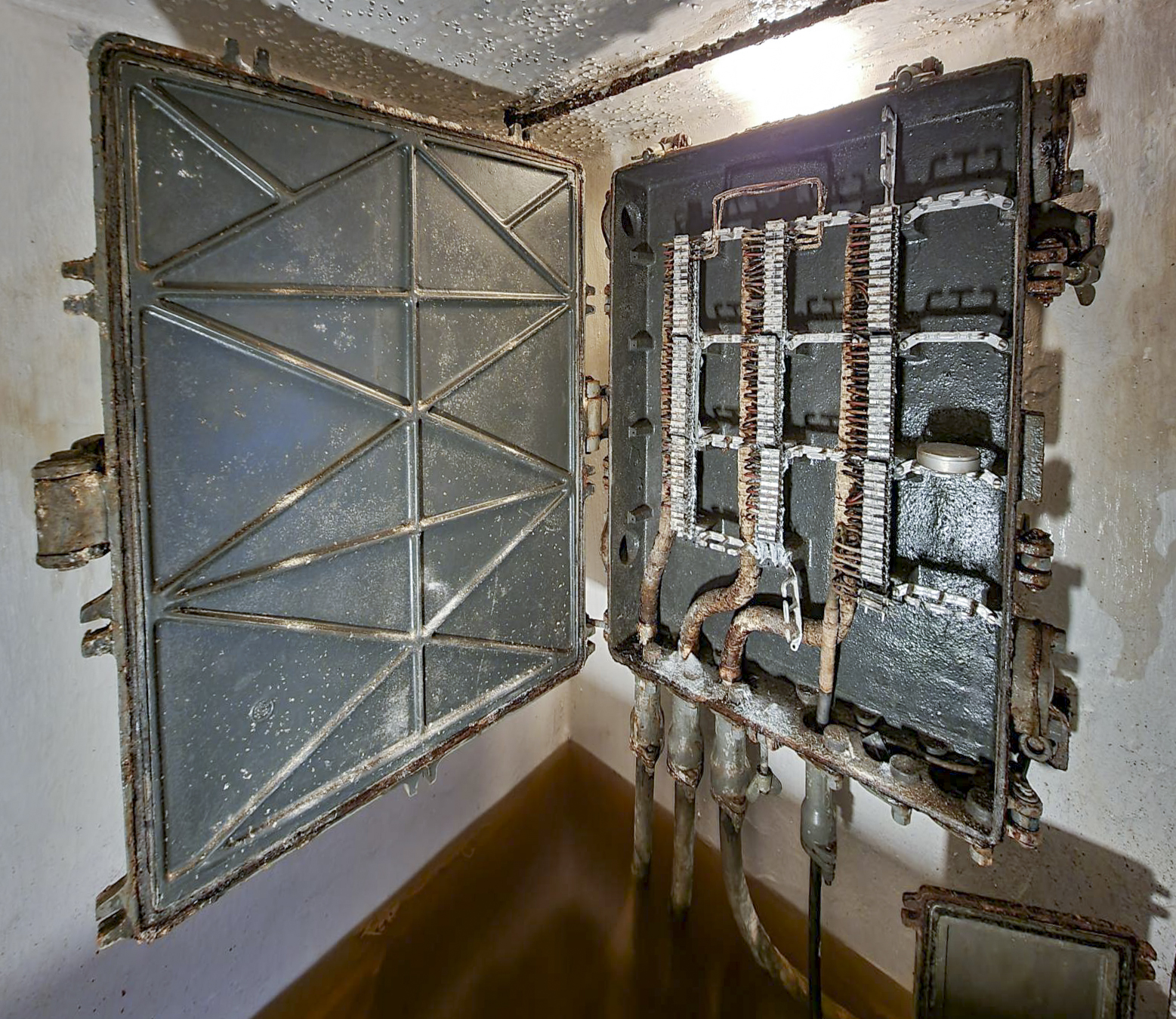 Ligne Maginot - 82M - (Chambre de coupure) - Le gros boîtier répartiteur LST ouvert : les réglettes sont d'origine, les connexions non modernisées. 