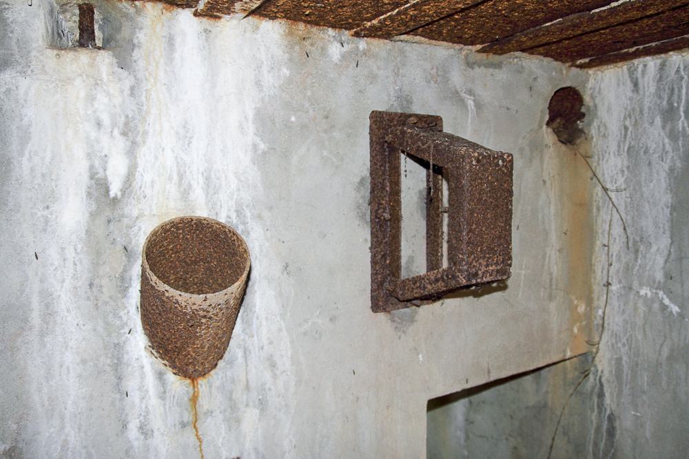 Ligne Maginot - CB118-C - OBERHEIDE 02 - (Blockhaus pour canon) - Goulotte pour grenades et support du ventilateur type A30M