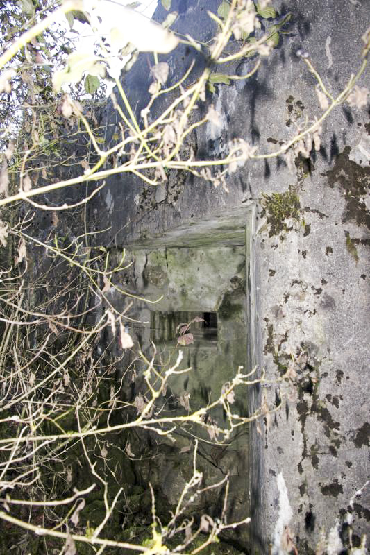 Ligne Maginot - AB33 - (Blockhaus pour canon) - L'entrée et son créneau FM de protection