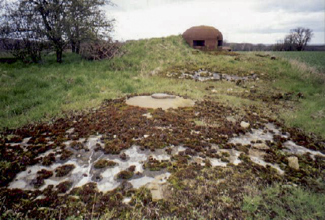 Ligne Maginot - FERME DU BOIS DU FOUR - O10 - (Observatoire d'artillerie) - La cloche VP et la cloche GFM au second plan