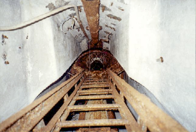 Ligne Maginot - FERME DU BOIS DU FOUR - O10 - (Observatoire d'artillerie) - L'échelle d'accès à la cloche VP avec les glissières de manutention du périscope.