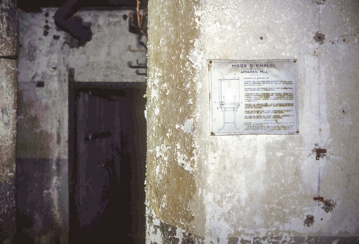 Ligne Maginot - FERME DU BOIS DU FOUR - O10 - (Observatoire d'artillerie) - Plaquette explicative encore en place