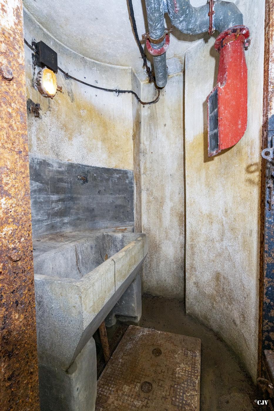 Ligne Maginot - BOUST - O13 - (Observatoire d'artillerie) - Lavabo                             