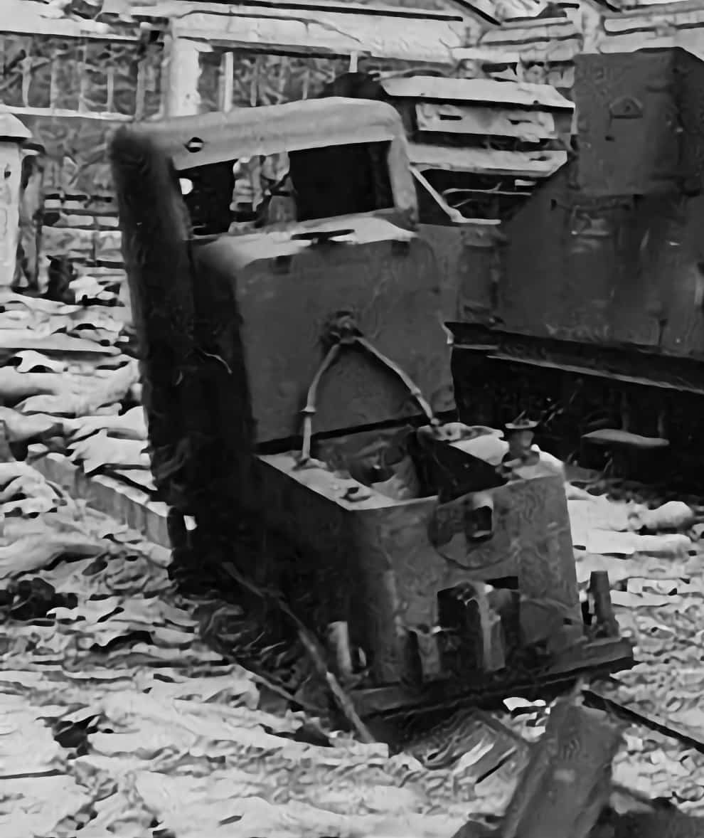 Ligne Maginot - Locotracteur diesel BERRY 365 - Détail du locotracteur Berry identifié sur la photo prise après la destruction de la tete d'antenne de Saint Hubert par les BSCF