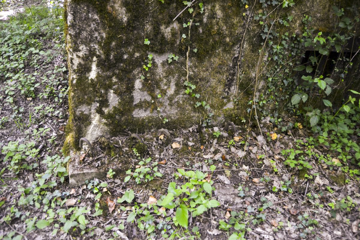 Ligne Maginot - CB277 - IDLINGEN - (Blockhaus pour arme infanterie) - Détail des barres d'attentes extérieures.
