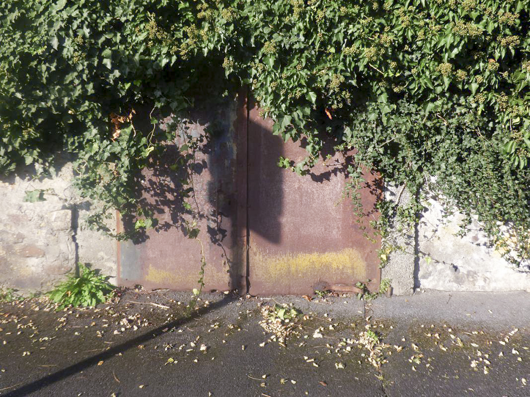 Ligne Maginot - BB28-C - LES ARDOISIERES SAINT JOSEPH OUEST - (Blockhaus pour canon) - Un passage situé derrière le mur permettait d'accéder à une porte ouvrant sur la rue. De là, l'équipage pouvait facilement rejoindre Bb28-D situé à une vingtaine de mètres.