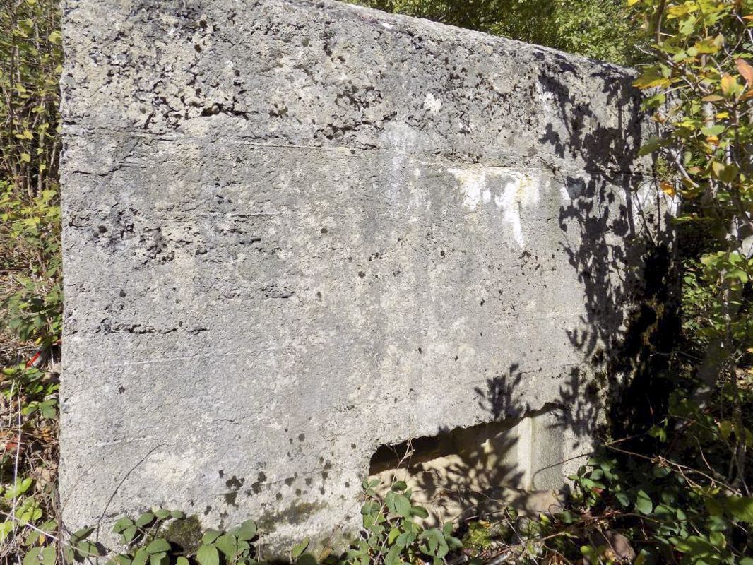 Ligne Maginot - BB29-C - SNCF - (Blockhaus pour arme infanterie) - Face droite, avec créneau FM