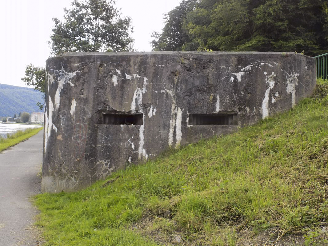 Ligne Maginot - BB61 - BARRAGE DE BOGNY - (Blockhaus pour arme infanterie) - Face frontale
Noter les impacts au dessus du créneau de droite, reliquats des combats de Mai 1940.