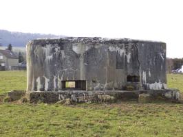 Ligne Maginot - BB82 - DOM LE MESNIL - (Blockhaus pour arme infanterie) - A droite le créneaux Hotchkiss, et FM sur la face frontale