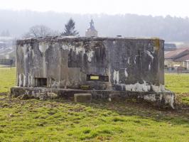 Ligne Maginot - BB82 - DOM LE MESNIL - (Blockhaus pour arme infanterie) - Créneaux Hotchkiss à droite et FM sur la face frontale