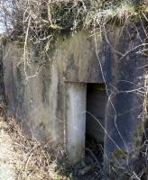 Ligne Maginot - PC de Sous-Quartier CIMETIERE de CHALANDRY - Entrée construite en béton sur le chemin communale qui était avant le recentrage de la route D43 à 2 mètres de celle-ci, il est actuellement sous une butte de terre sous une ensemble de broussailles.