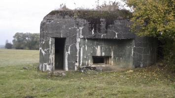 Ligne Maginot - A95 - TETAIGNE A - (Blockhaus lourd type STG / STG-FCR - Double) - Entrée des hommes
Remarquez les petits murets de chaque côté de la porte.