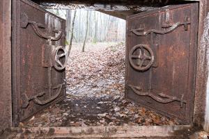 Ligne Maginot - BB43 - (Casemate d'infanterie) - La porte étanche permettant l'entrée du canon antichar.
Cette porte était doublée par un empilage de rails glissés dans des rainures assurant la protection contre les coups  directs.