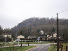 Ligne Maginot - 1L3 - (DMP - Dispositif de Mine Permanent) - Carrefour, site de DMP avec MF9 à l'arrière plan (maison blanche)