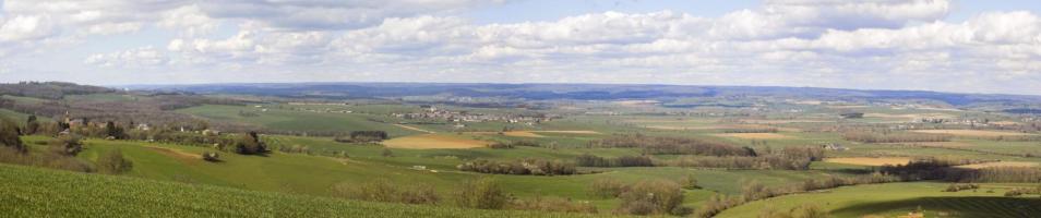 Ligne Maginot - 9B - LE CHENELET SUD - (Blockhaus pour arme infanterie) - Vue de la vallée de la Chiers, du nord-ouest à l'est.
Vers le nord-ouest on voit Sedan.