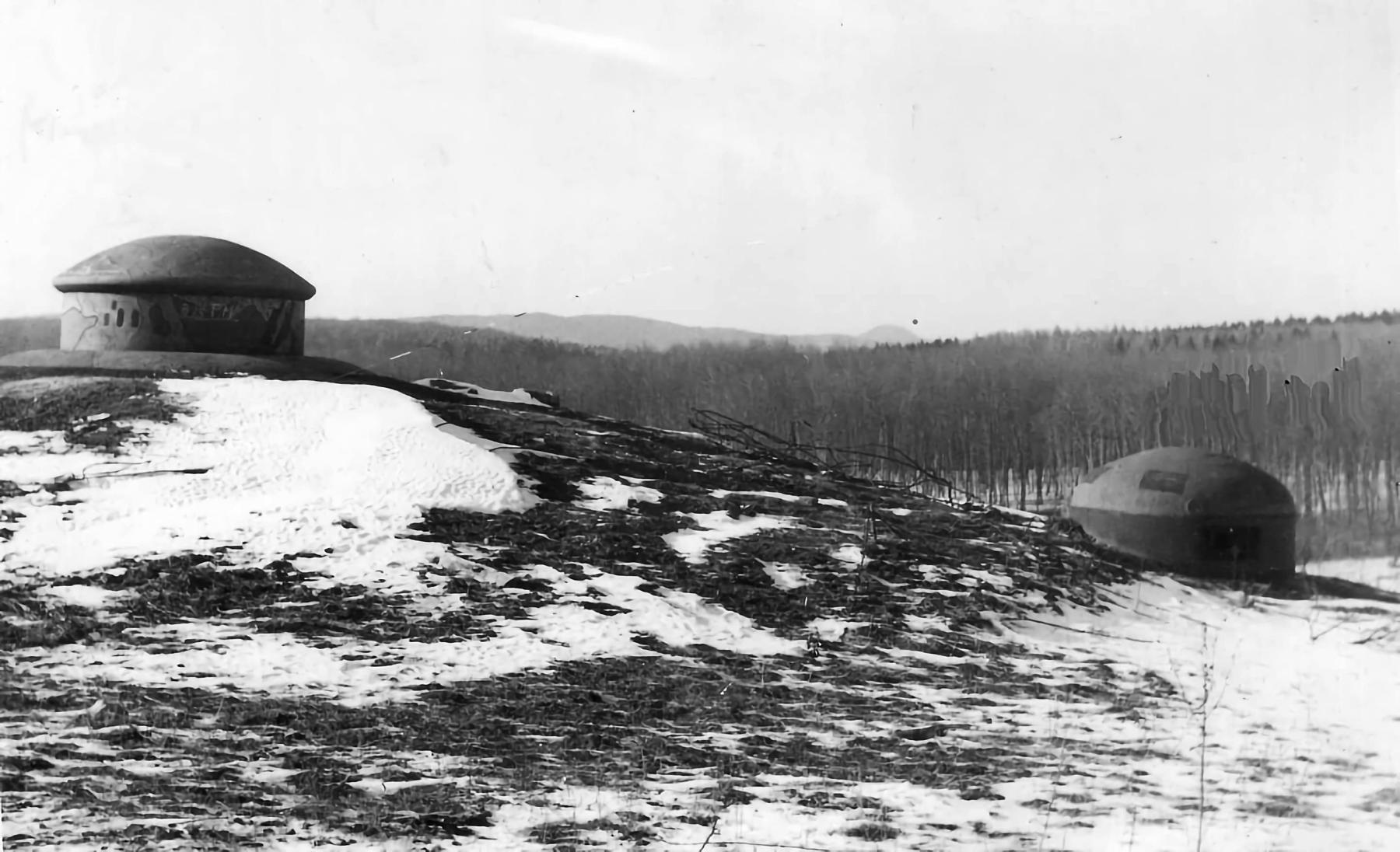 Ligne Maginot - HOCHWALD - (Ouvrage d'artillerie) - Bloc 15
Tourelle de mitrailleuse et cloche GFM
