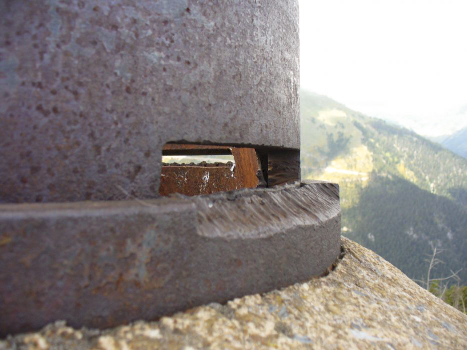 Ligne Maginot - Avant-poste de CONCHETAS - CONQUET (OC) - Bloc 6
La cloche d'observation avec l'un des créneaux usiné de façon 'artisanale' afin d'augmenter son champ de vision