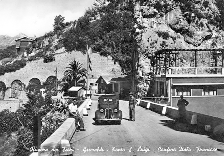 Ligne Maginot - PONT SAINT LOUIS (BARRAGE RAPIDE) - (Blockhaus pour canon) - L'avant poste est visible à l'arrière plan de cette photo prise depuis l'Italie 