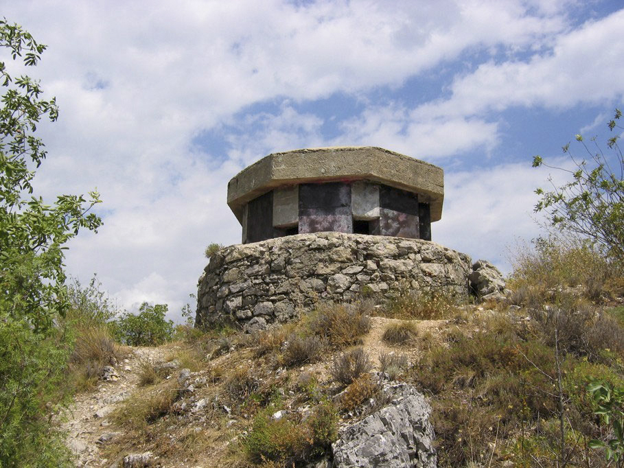 Ligne Maginot - CASTES RUINES 1 - (Observatoire d'infanterie) - De construction inclassable, ce bloc est souvent considéré comme une 'tourelle pour FM'