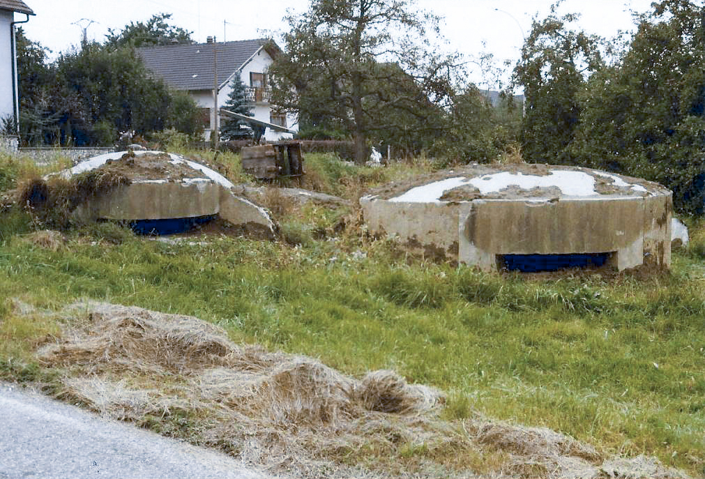 Ligne Maginot - MUESPACH NORD - (Blockhaus pour canon) - Un blockhaus pour mitrailleuse à gauche, un blockhaus pour canon à droite