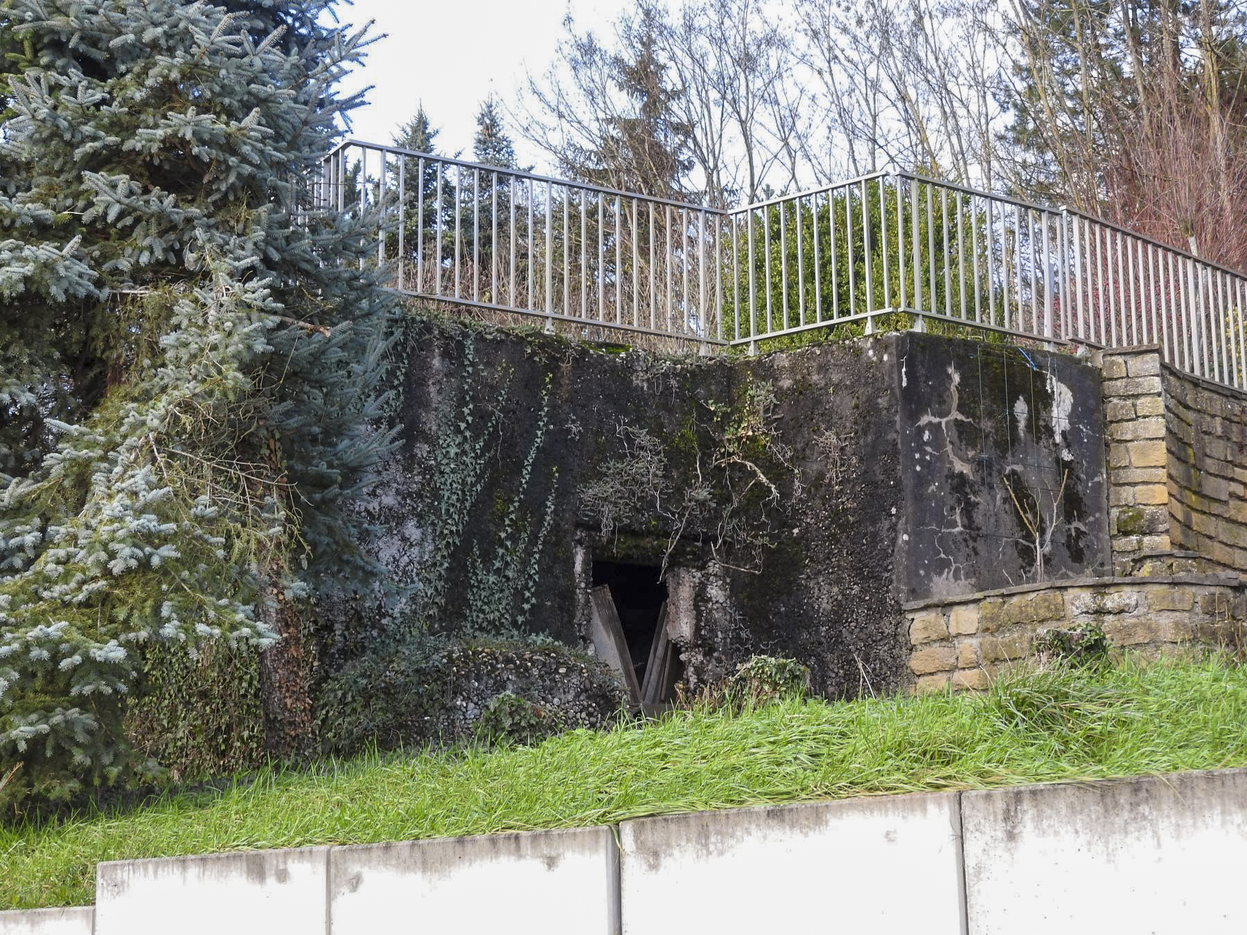 Ligne Maginot - BB382 - (Blockhaus pour arme infanterie) - La façade de tir.
Le créneau a été agrandi pour son usage civil.