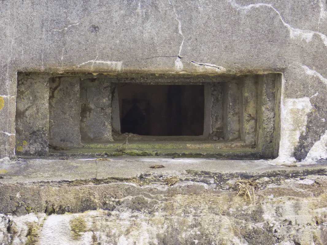 Ligne Maginot - BB82 - DOM LE MESNIL - (Blockhaus pour arme infanterie) - Face gauche, créneau Hotchkiss