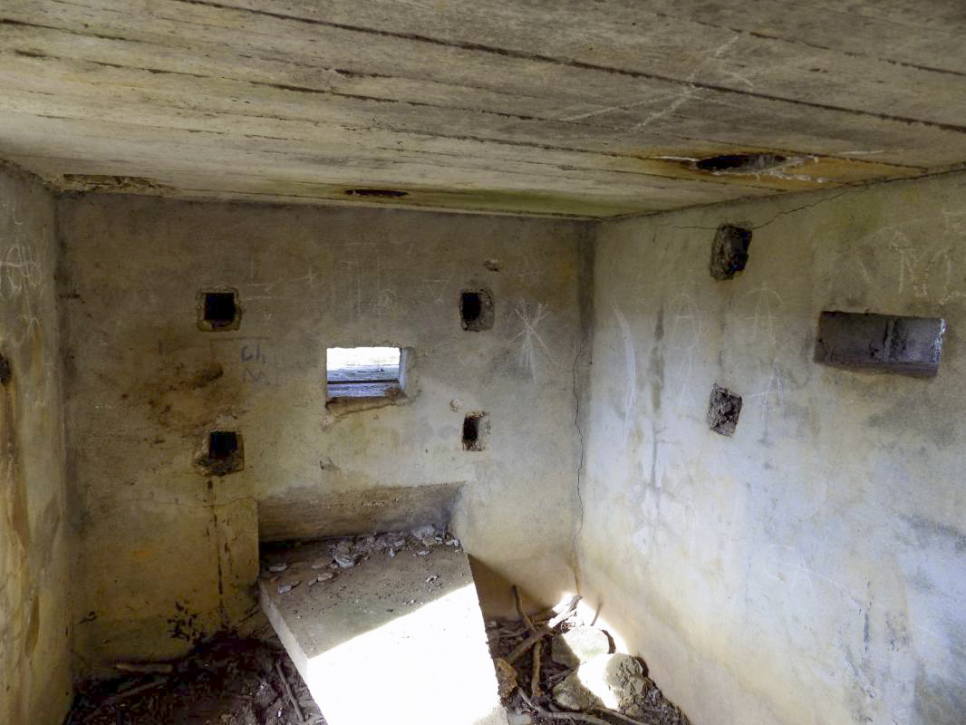 Ligne Maginot - BB82 - DOM LE MESNIL - (Blockhaus pour arme infanterie) - Face gauche, créneau Hotchkiss et face frontale, créneau FM