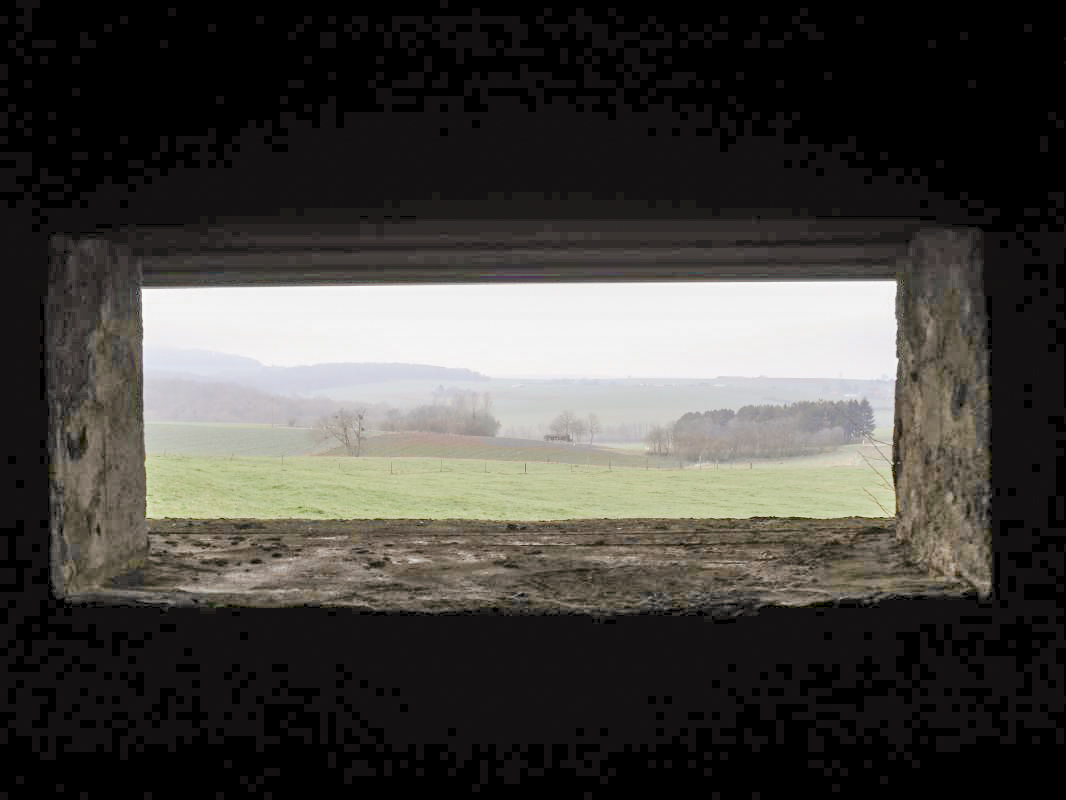 Ligne Maginot - A101BIS - TOURTRAY SUD - (Blockhaus lourd type STG / STG-FCR - Double) - Vue vers le nord ouest, A101 à l'arrière plan