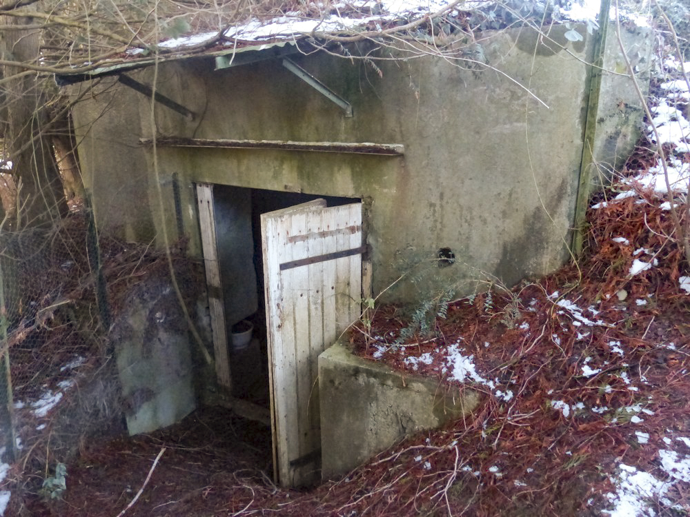 Ligne Maginot - BX - LA CROIX SIMON 2 - (Blockhaus pour canon) - L'entrée assez large pour un canon antichar de 25 mm. A droite de l'entrée, la fosse à douilles