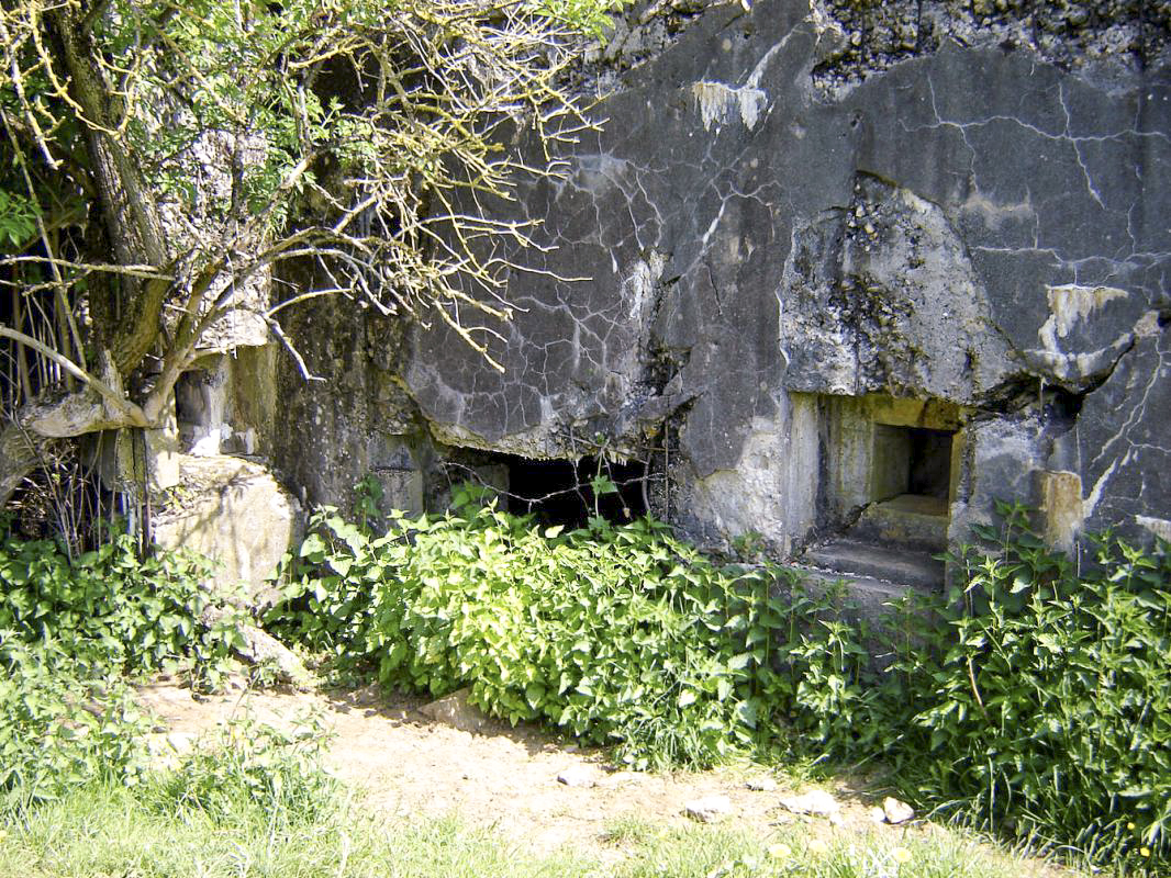 Ligne Maginot - 74 - LES FOURCHES - (Blockhaus lourd type STG / STG-FCR - Double) - L'entrée et un créneau FM de défense rapprochée