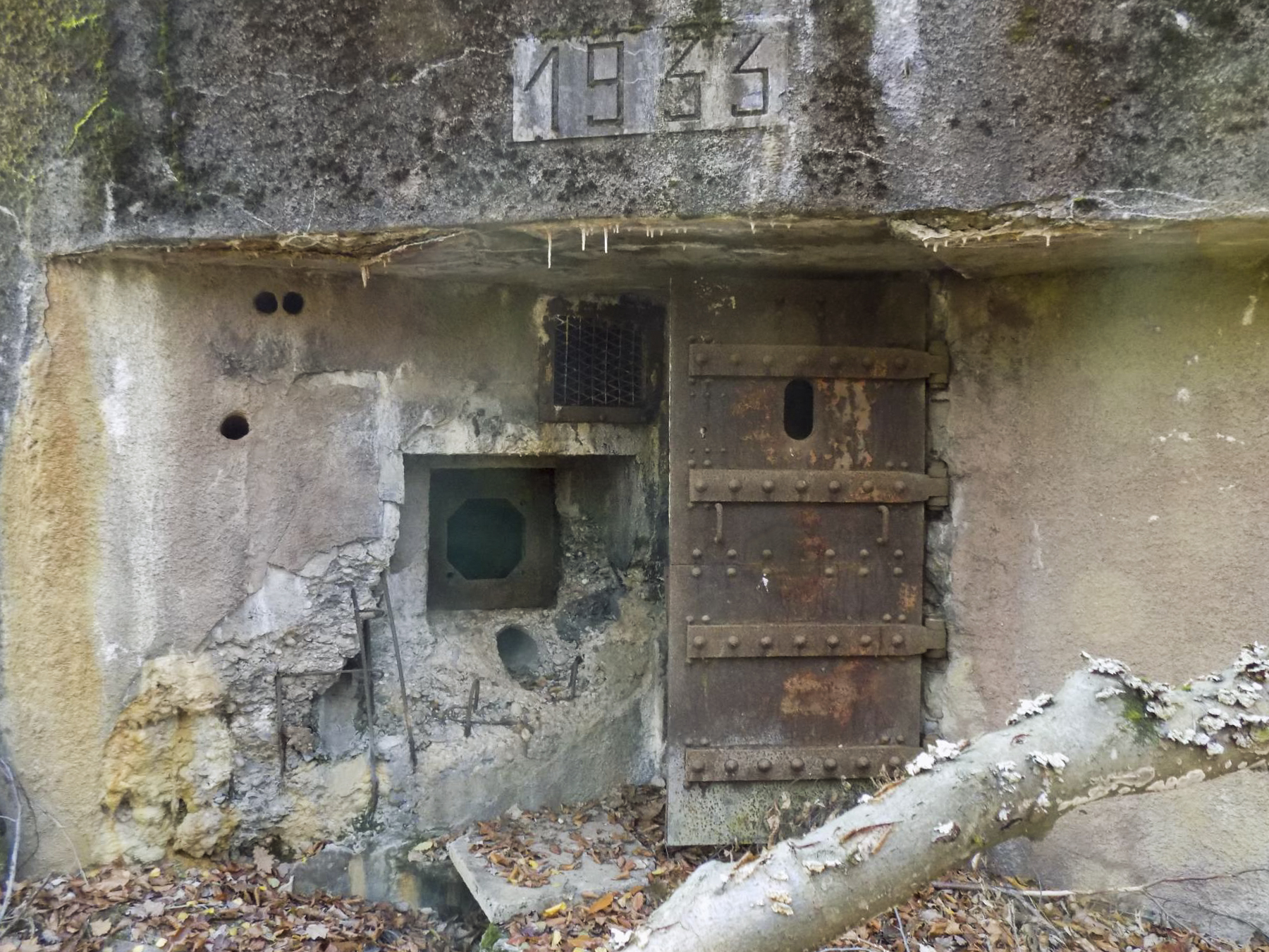 Ligne Maginot - TRAUTBACH EST - (Blockhaus pour arme infanterie) - Dégâts sur la façade