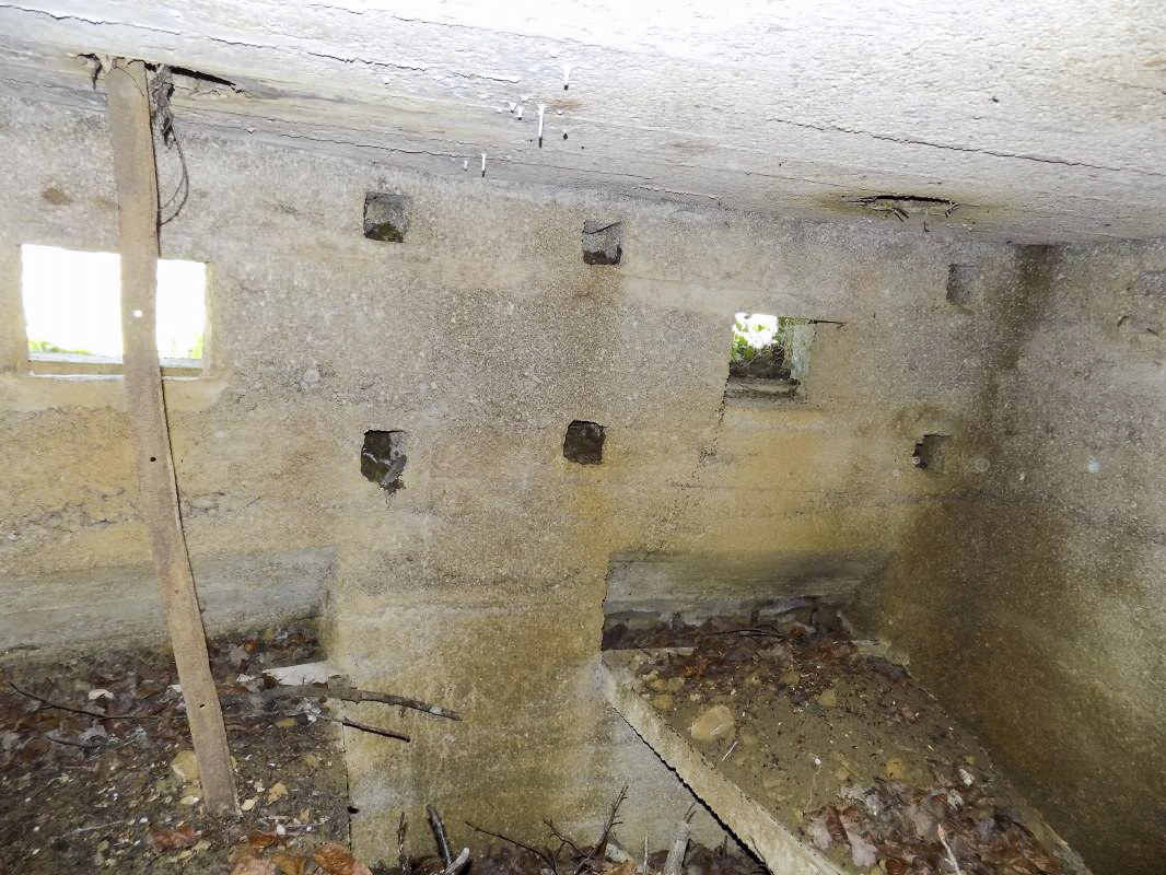 Ligne Maginot - 11C - VALMONT - (Blockhaus pour arme infanterie) - Face frontale, les créneaux Hotchkiss