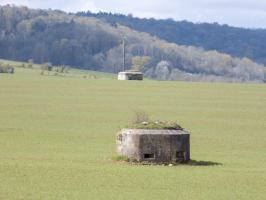 Ligne Maginot - 15C - FOND D'YVAUX EST - (Blockhaus pour arme infanterie) - Pris de l'est.
Le 15C et 14C à l'arrière plan