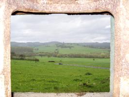 Ligne Maginot - AVIOTH - (Casemate d'infanterie - Simple) - Vue nord ouest vers la colline de l'ouvrage Le Chenois sur l'horizon