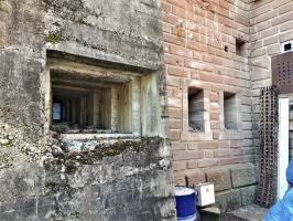 Ligne Maginot - FORT DUCROT - (PC de Secteur) - Coté droit de la caponnière avec une partie des créneaux d'origine