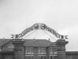 Ligne Maginot - ANGEVILLERS (CAMP) - (Camp de sureté) - Le fronton à l'entrée du camp - Détail