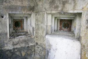 Ligne Maginot - MOLVANGE - A9 - (Ouvrage d'artillerie) - Entrée des munitions
Deux créneaux FM de gauche