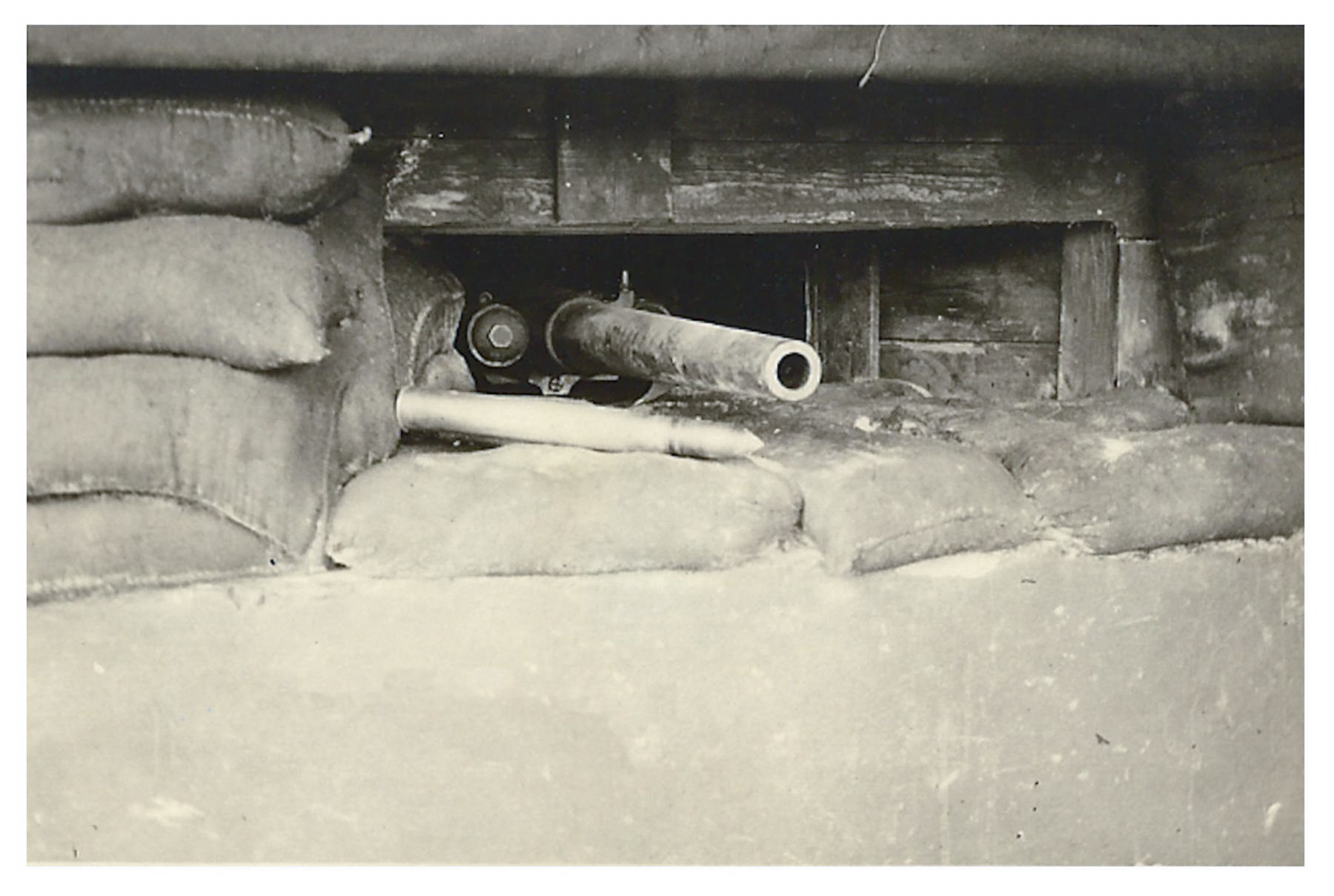 Ligne Maginot - Canon antichar de 47 mm mle 1885 - Canon en place dans un blockhaus.
Une cartouche à obus de rupture mle 1892 est visible à l'avant plan.
Noter la protection pare éclat en bois du créneau