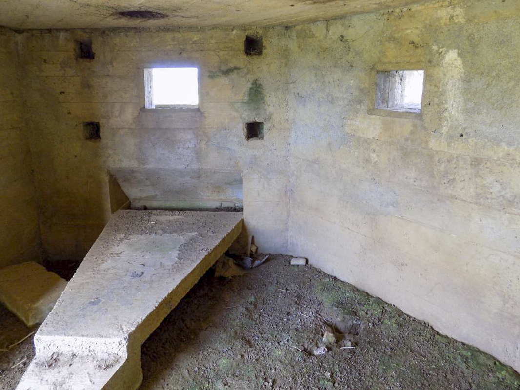 Ligne Maginot - 14C - FOND D'YVAUX OUEST - (Blockhaus pour arme infanterie) - Créneauw Hotchkiss (gauche) et FM/Obs centrale