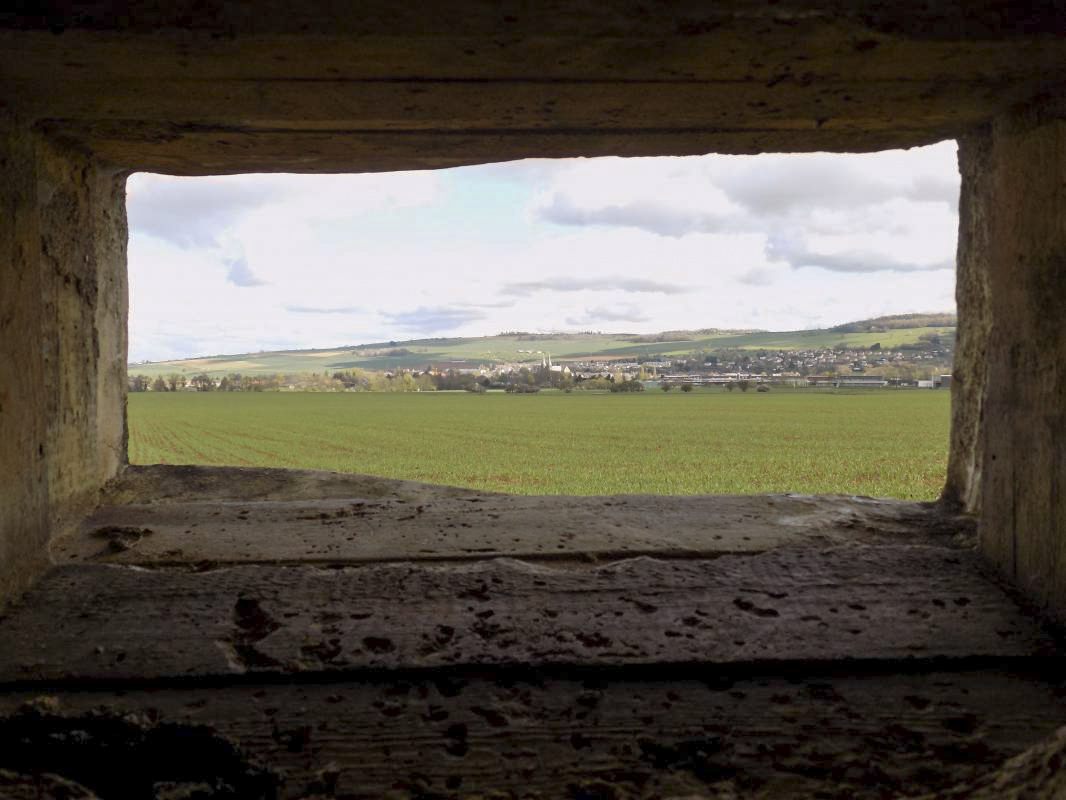 Ligne Maginot - 14C - FOND D'YVAUX OUEST - (Blockhaus pour arme infanterie) - Vue du créneau FM/Obs vers le nord, Mouzon