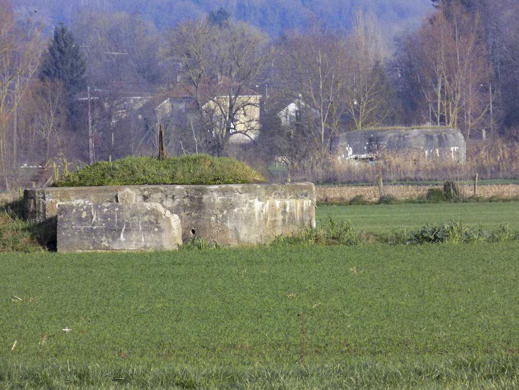 Ligne Maginot - 22BIS - BREVILLY NORD-OUEST - (Blockhaus pour arme infanterie) - Pris du sud ouest, A90 Brevilly Ouest à l'arrière plan