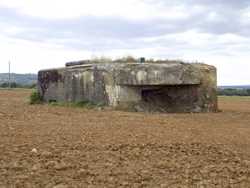 Ligne Maginot - LE BOCHET - (Blockhaus pour canon) - Face droite avec l'entrée hommes, et face frontale