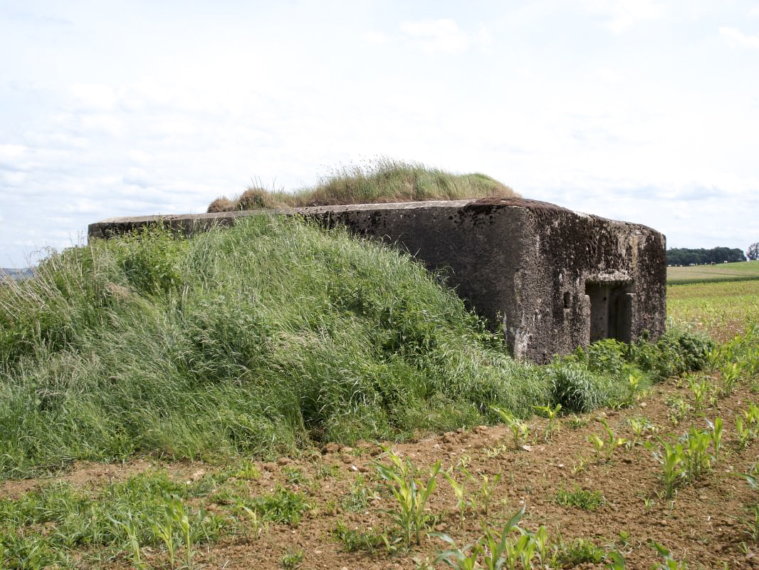 Ligne Maginot - LE BOCHET - (Blockhaus pour canon) - Face gauche et l'entrée AC, pris de l'ouest